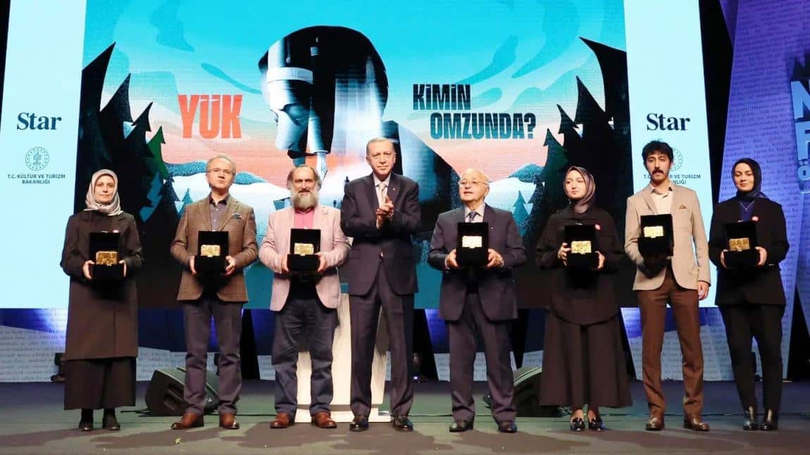 ''Necip Fazıl Ödülleri'' programında Din Kültürü ve Ahlak Bilgisi Öğretmenimiz Elif Genç ilk eser ödülünü aldı.