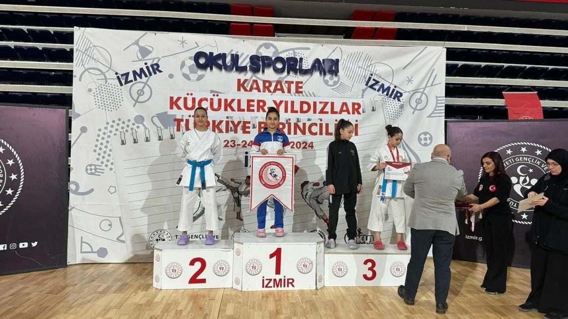 Öğrencimiz Azra Meliha Darğın Karate kategorisinde Türkiye Şampiyonu 